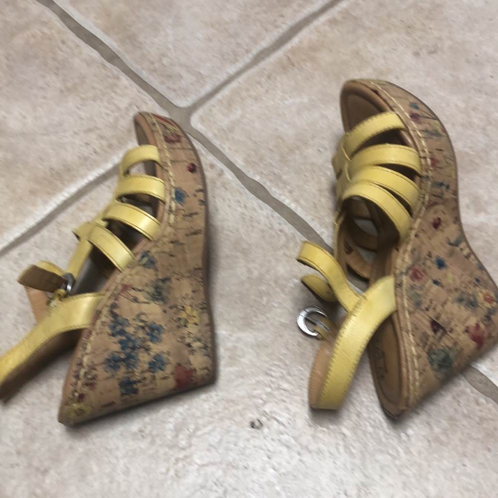 Gently used boc yellow sandels - Picture 4 of 4